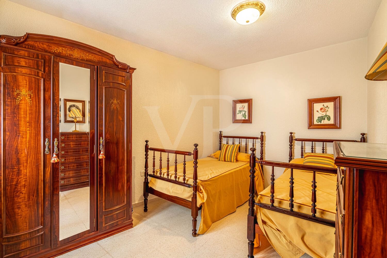 6 bedroom Townhouse for sale in Guia de Isora with garage - € 450,000 (Ref: 10118810)