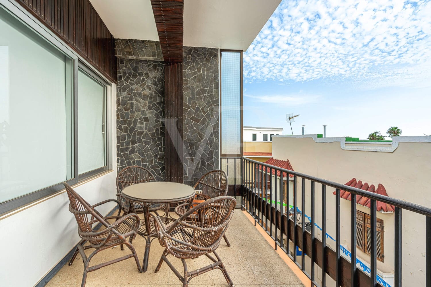 6 bedroom Townhouse for sale in Guia de Isora with garage - € 450,000 (Ref: 10118810)
