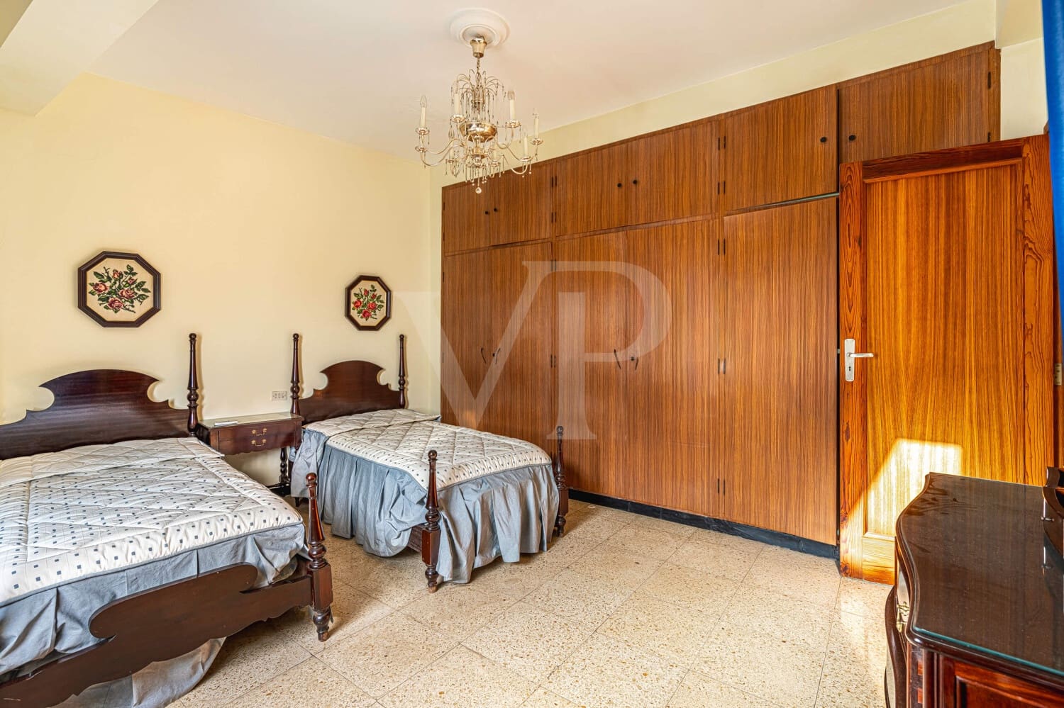 6 bedroom Townhouse for sale in Guia de Isora with garage - € 450,000 (Ref: 10118810)