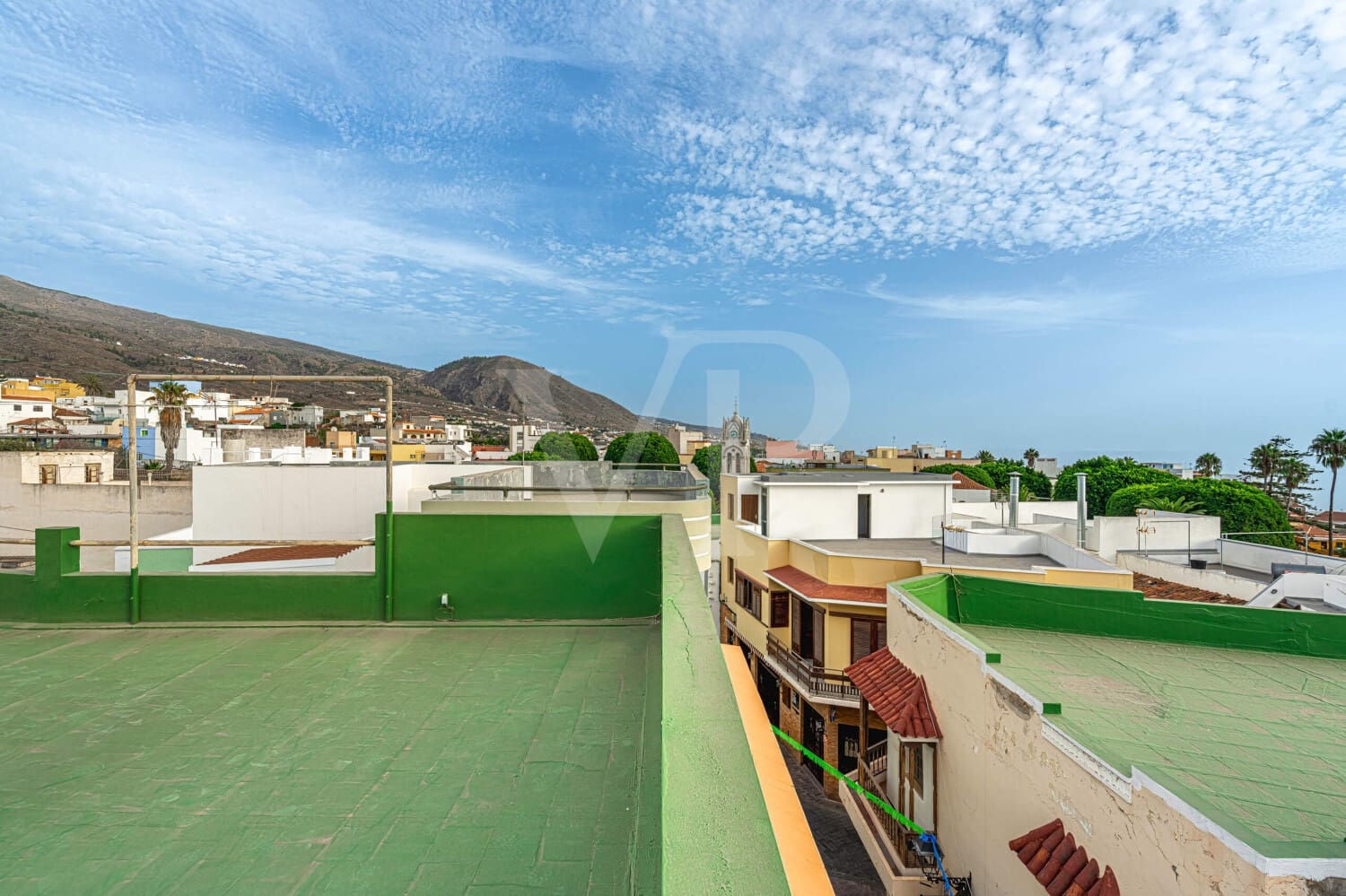 6 bedroom Townhouse for sale in Guia de Isora with garage - € 450,000 (Ref: 10118810)