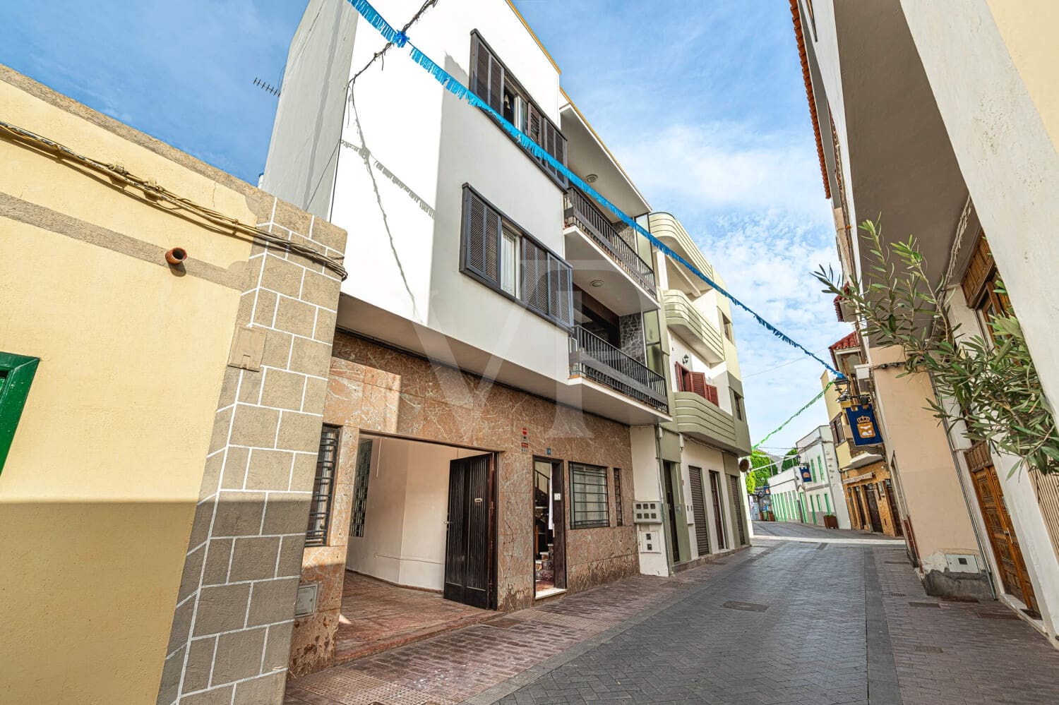 6 bedroom Townhouse for sale in Guia de Isora with garage - € 450,000 (Ref: 10118810)