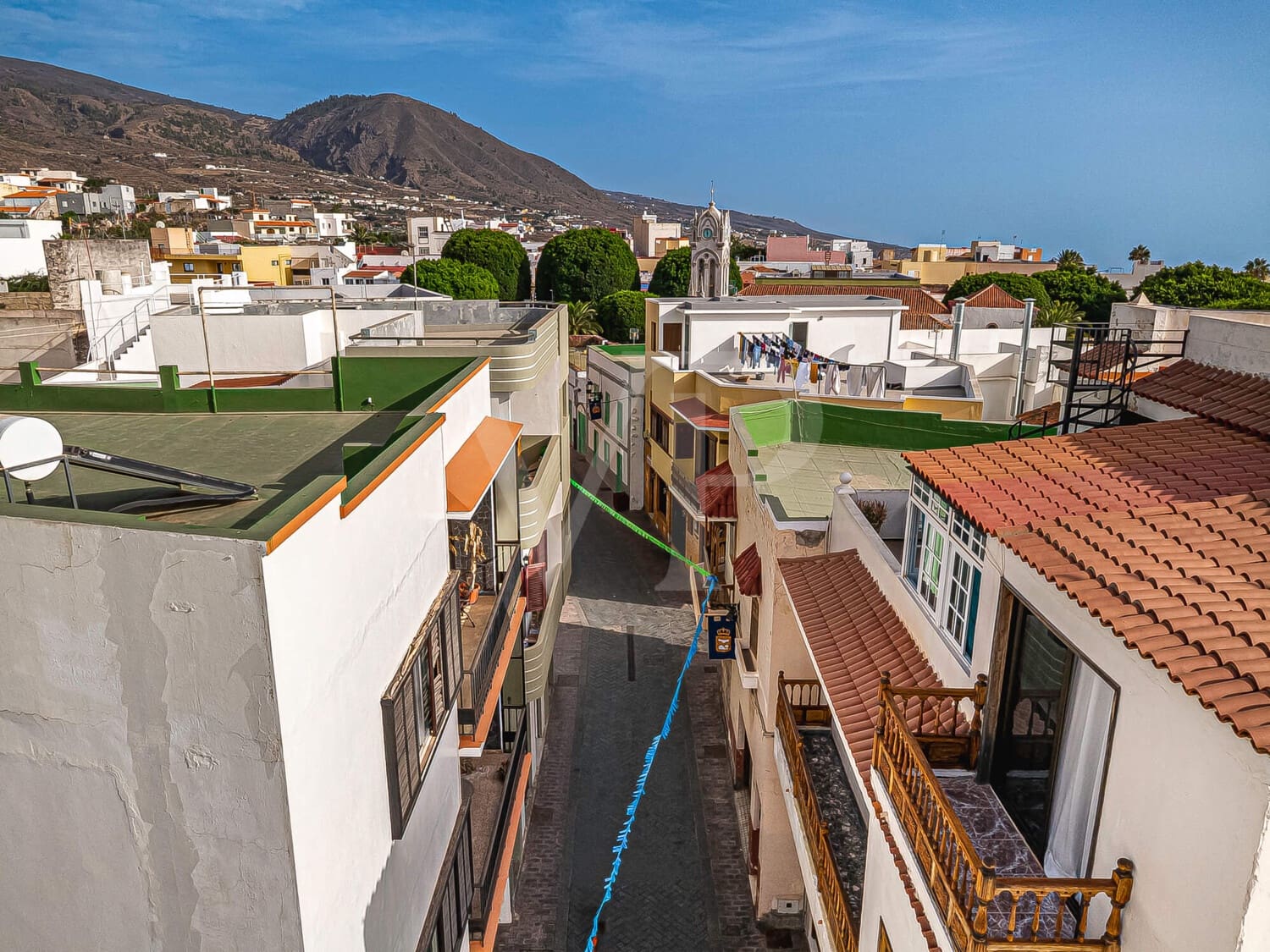 6 bedroom Townhouse for sale in Guia de Isora with garage - € 450,000 (Ref: 10118810)