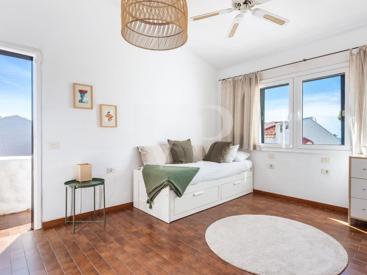 6 soveværelse Villa til salg i Playa de las Americas med swimmingpool - € 2.500.000 (Ref: 7190329)