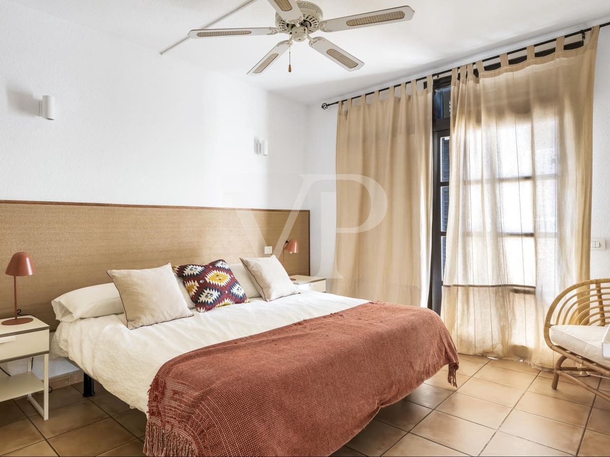 6 soveværelse Villa til salg i Playa de las Americas med swimmingpool - € 2.500.000 (Ref: 7190329)