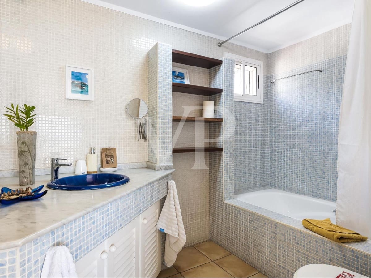 6 soveværelse Villa til salg i Playa de las Americas med swimmingpool - € 2.500.000 (Ref: 7190329)