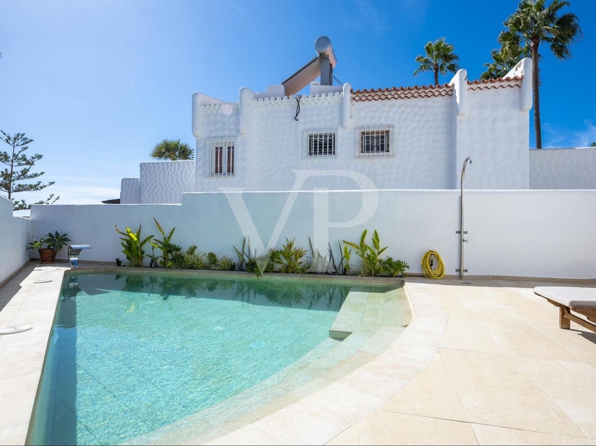 6 soveværelse Villa til salg i Playa de las Americas med swimmingpool - € 2.500.000 (Ref: 7190329)