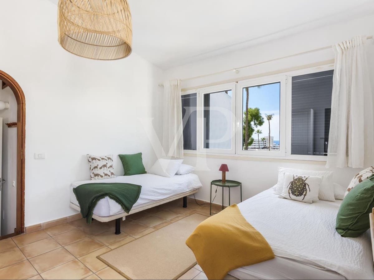 6 soveværelse Villa til salg i Playa de las Americas med swimmingpool - € 2.500.000 (Ref: 7190329)