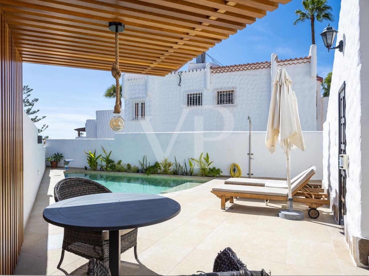 6 soveværelse Villa til salg i Playa de las Americas med swimmingpool - € 2.500.000 (Ref: 7190329)