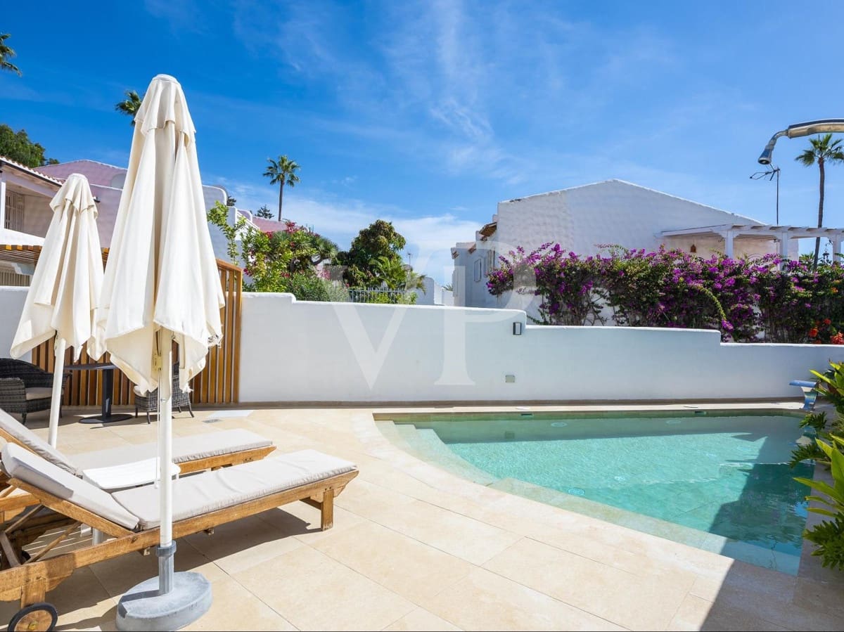 6 soveværelse Villa til salg i Playa de las Americas med swimmingpool - € 2.500.000 (Ref: 7190329)