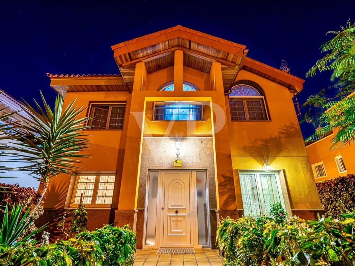 3 chambre Maison de Ville à vendre à Adeje avec piscine - 1 250 000 € (Ref: 7750582)