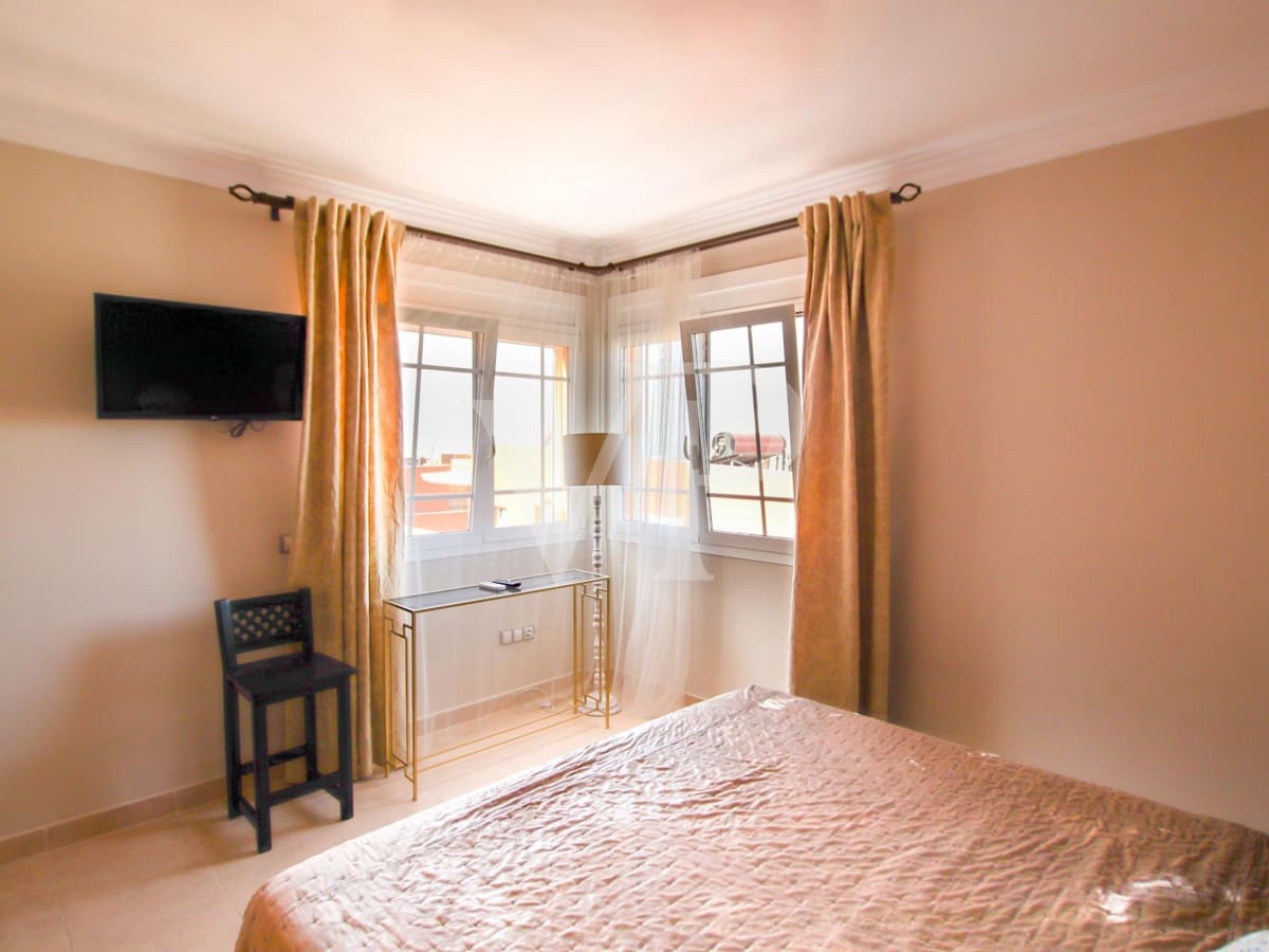 4 soveværelse Villa til salg i Los Cristianos med swimmingpool - € 795.000 (Ref: 7854159)