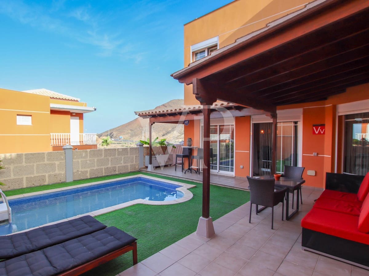 4 soveværelse Villa til salg i Los Cristianos med swimmingpool - € 795.000 (Ref: 7854159)