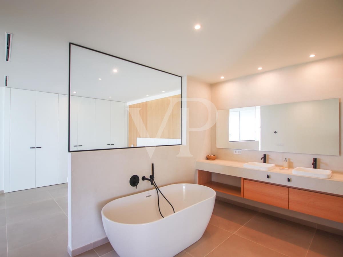 5 bedroom Villa for sale in Guia de Isora with pool - € 3,500,000 (Ref: 7942503)