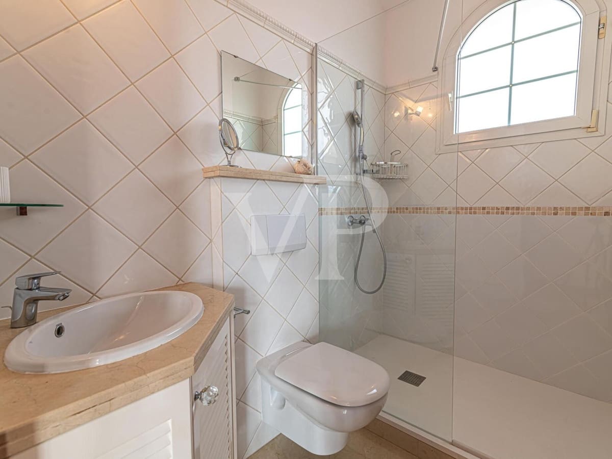 4 quarto Moradia para venda em Playa del Duque com piscina - 2 999 000 € (Ref: 7999188)