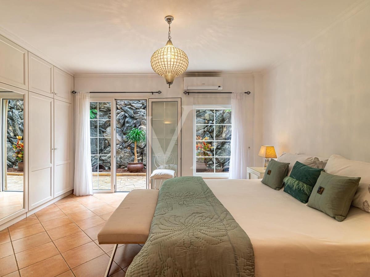 4 quarto Moradia para venda em Playa del Duque com piscina - 2 999 000 € (Ref: 7999188)