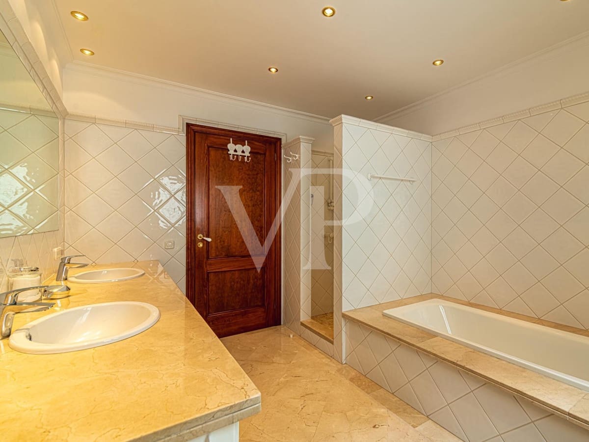 4 quarto Moradia para venda em Playa del Duque com piscina - 2 999 000 € (Ref: 7999188)