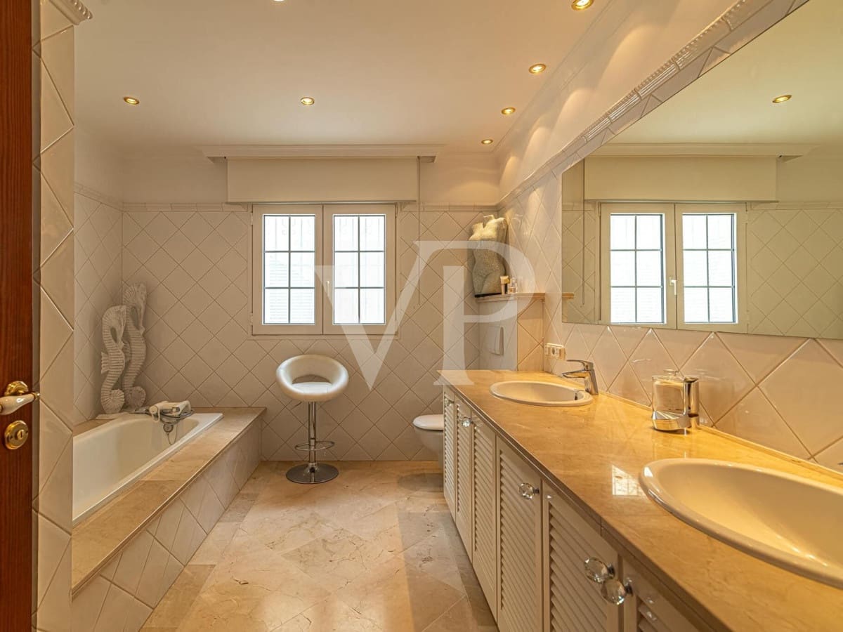 4 quarto Moradia para venda em Playa del Duque com piscina - 2 999 000 € (Ref: 7999188)