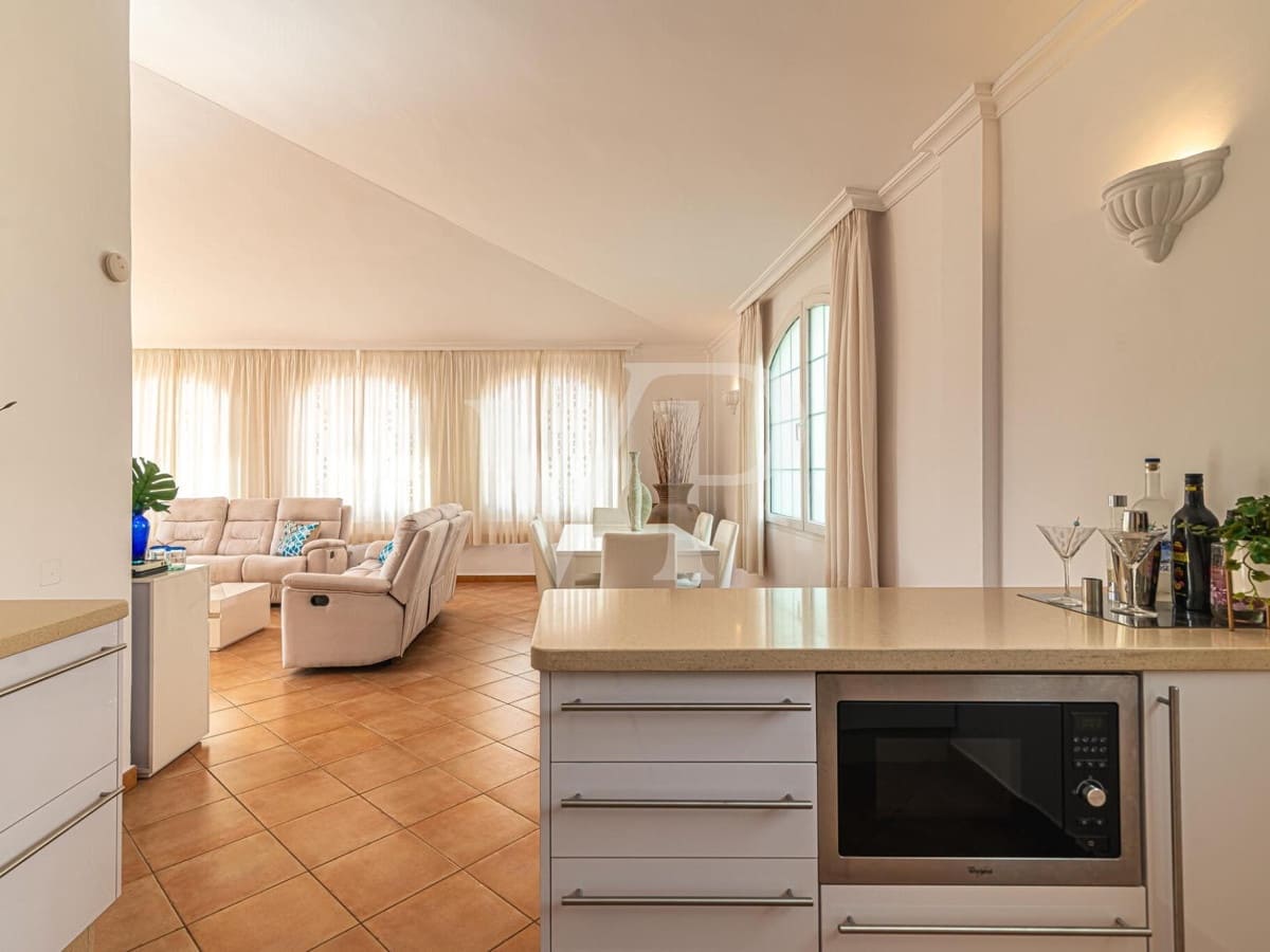 4 quarto Moradia para venda em Playa del Duque com piscina - 2 999 000 € (Ref: 7999188)