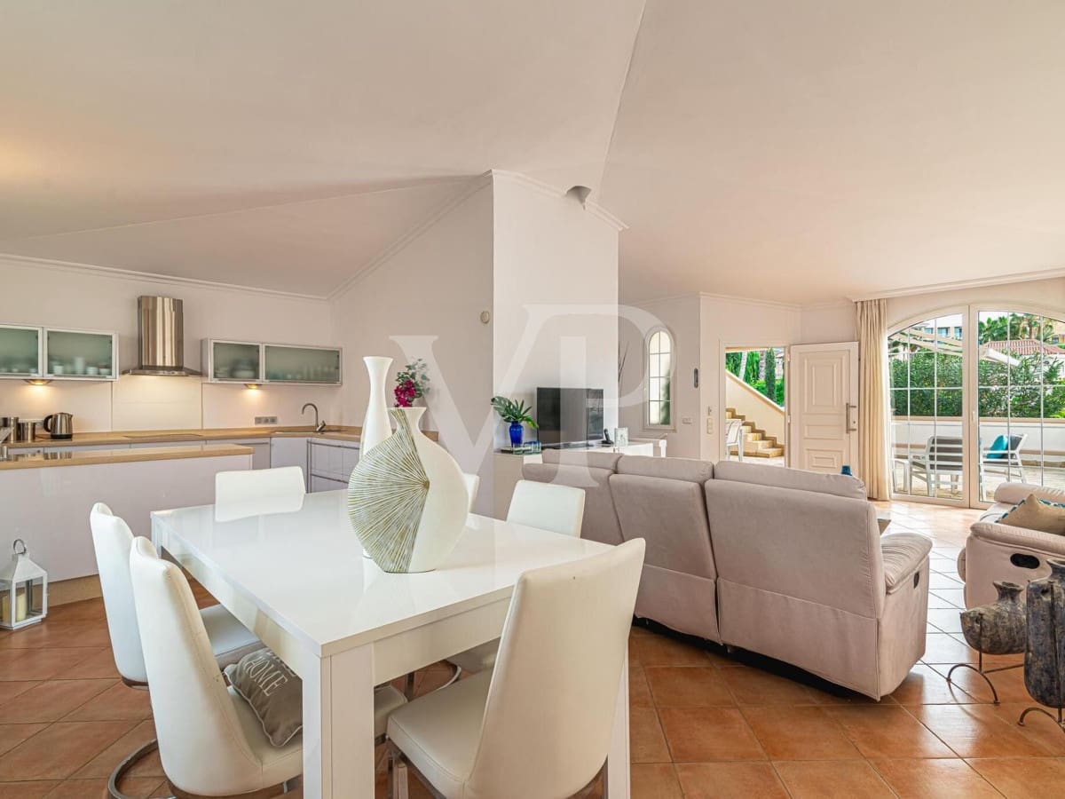 4 quarto Moradia para venda em Playa del Duque com piscina - 2 999 000 € (Ref: 7999188)