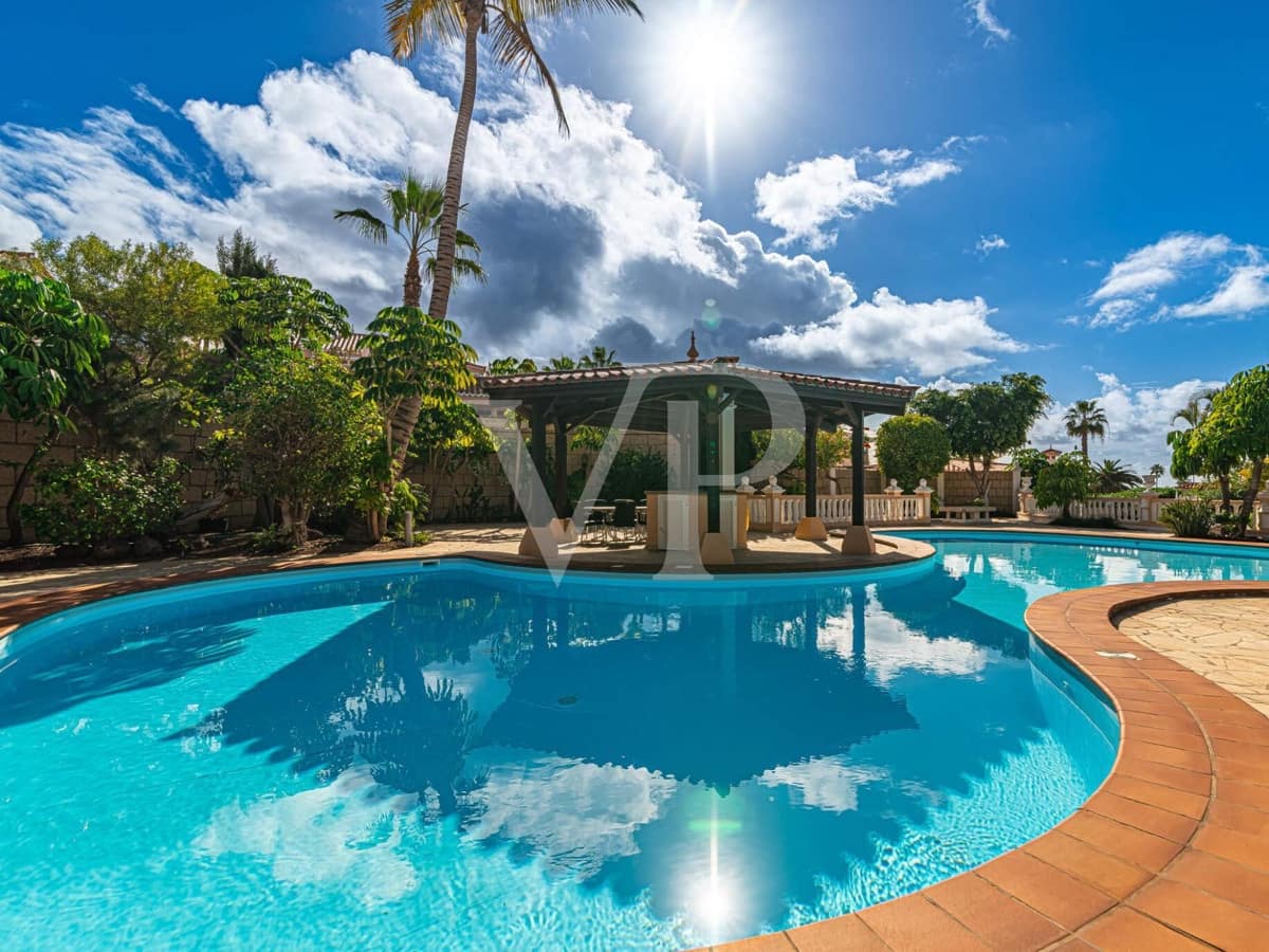 4 quarto Moradia para venda em Playa del Duque com piscina - 2 999 000 € (Ref: 7999188)