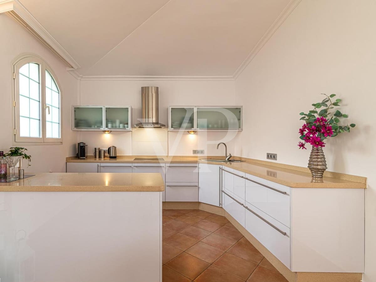 4 quarto Moradia para venda em Playa del Duque com piscina - 2 999 000 € (Ref: 7999188)