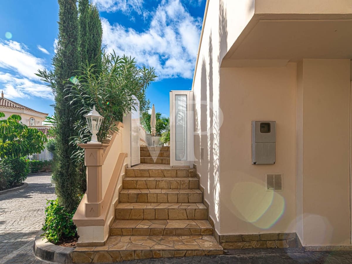 4 quarto Moradia para venda em Playa del Duque com piscina - 2 999 000 € (Ref: 7999188)