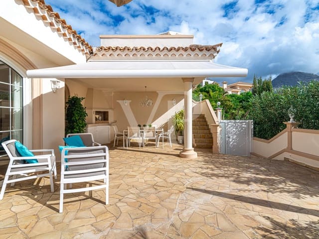 4 soveværelse Villa til salg i Playa del Duque, Adeje med swimmingpool - € 2.999.000 (Ref: 7999188)