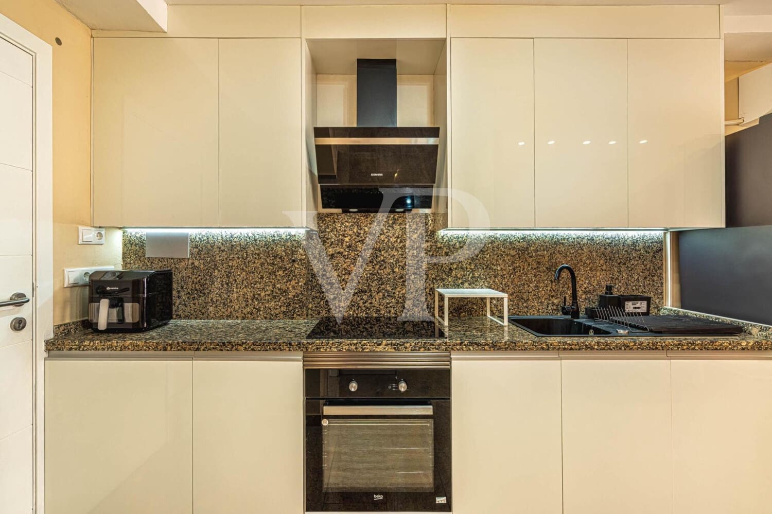 1 makuuhuone Kattohuoneisto myytävänä paikassa Adeje mukana uima-altaan - 270 000 € (Ref: 9400821)