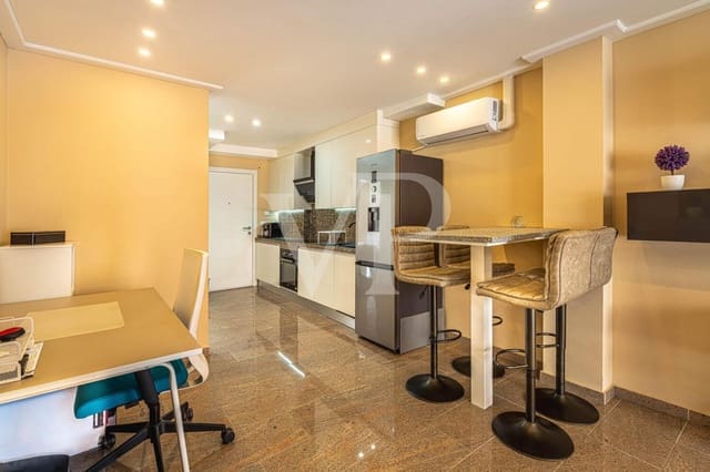 1 makuuhuone Kattohuoneisto myytävänä paikassa Casco Urbano, Adeje mukana uima-altaan - 270 000 € (Ref: 9400821)