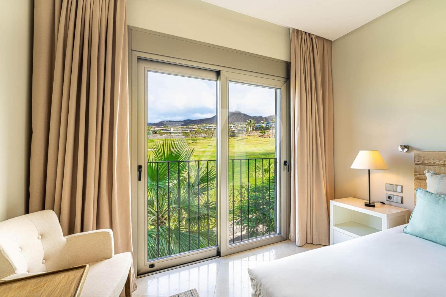 2 makuuhuone Asunto myytävänä paikassa Playa San Juan mukana uima-altaan - 1 150 000 € (Ref: 9400822)