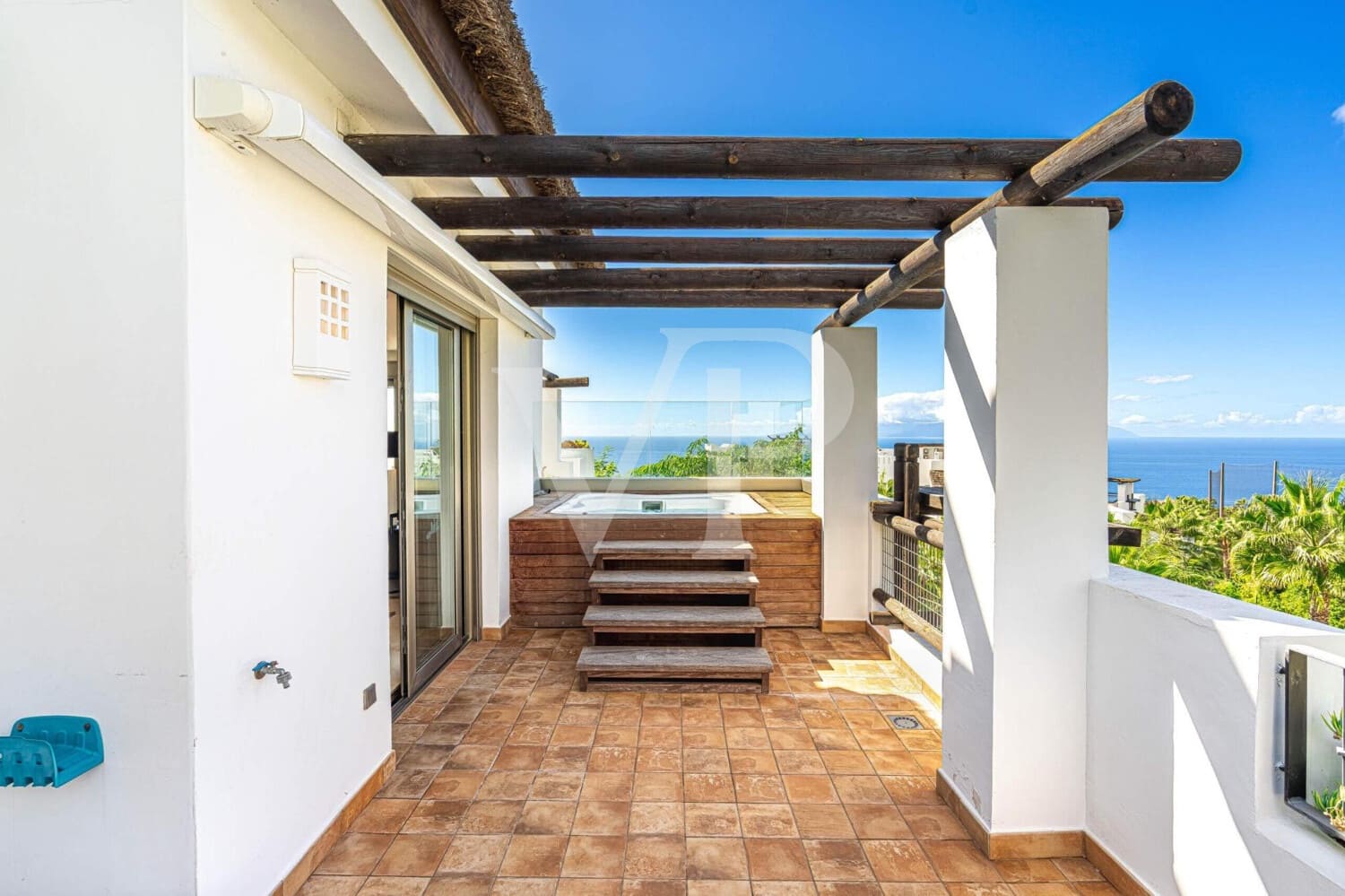 2 makuuhuone Asunto myytävänä paikassa Playa San Juan mukana uima-altaan - 1 150 000 € (Ref: 9400822)