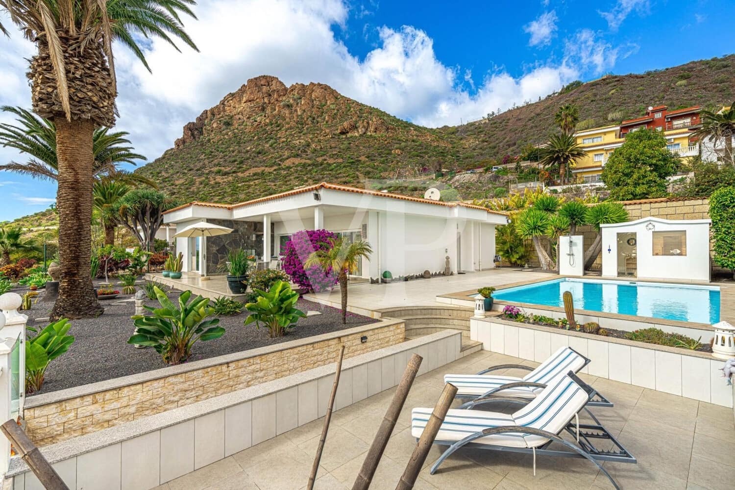 3 bedroom Townhouse for sale in Valle de San Lorenzo with pool - € 1,200,000 (Ref: 9530065)