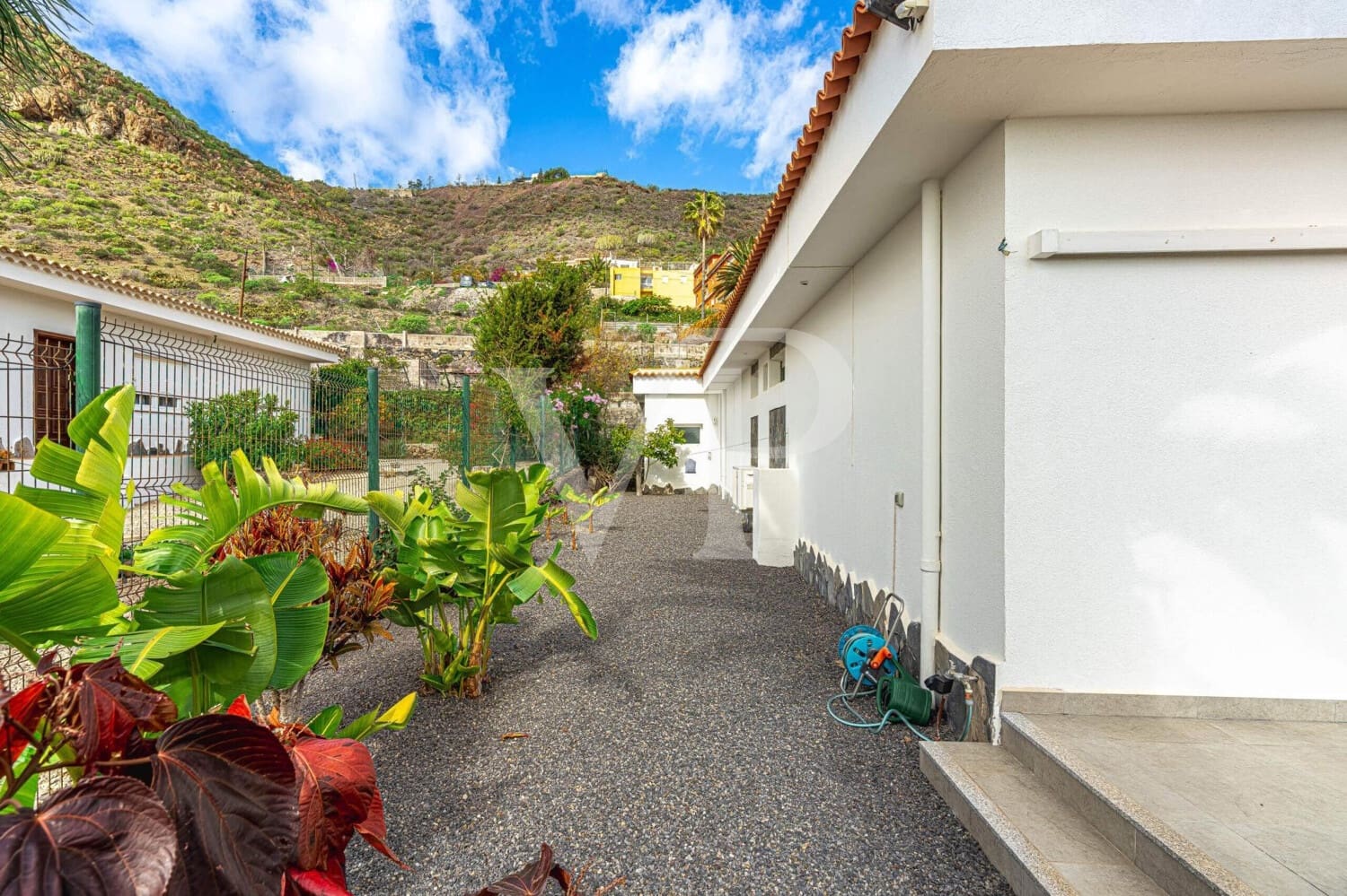 3 bedroom Townhouse for sale in Valle de San Lorenzo with pool - € 1,200,000 (Ref: 9530065)