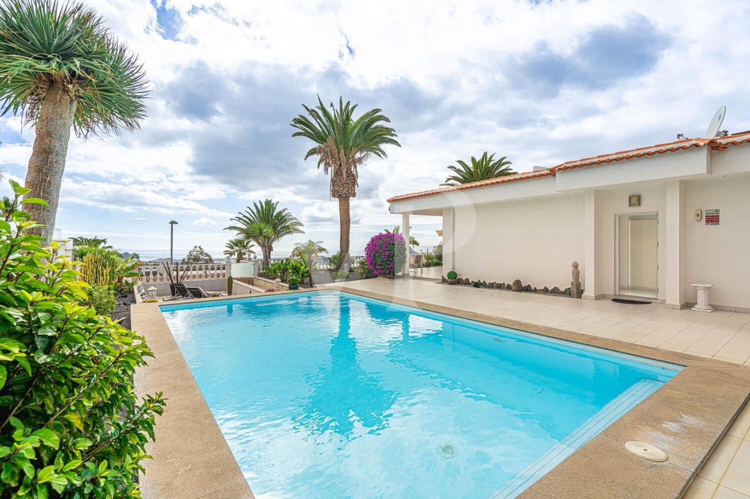 3 bedroom Townhouse for sale in Valle de San Lorenzo with pool - € 1,200,000 (Ref: 9530065)