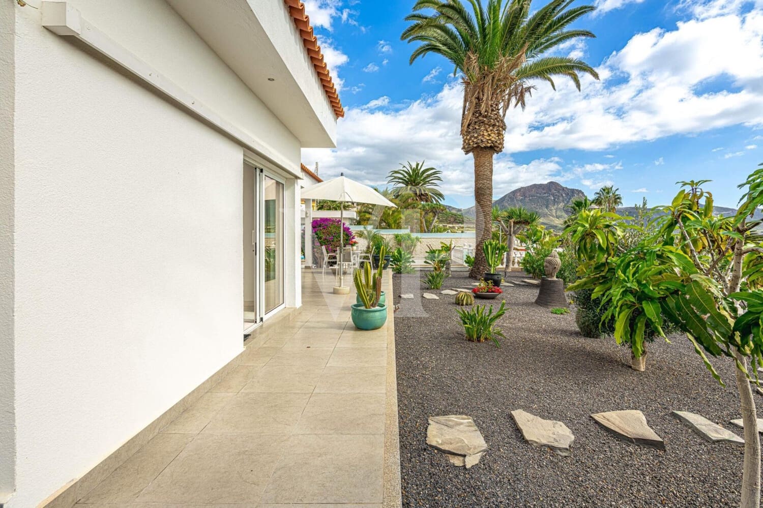 3 bedroom Townhouse for sale in Valle de San Lorenzo with pool - € 1,200,000 (Ref: 9530065)