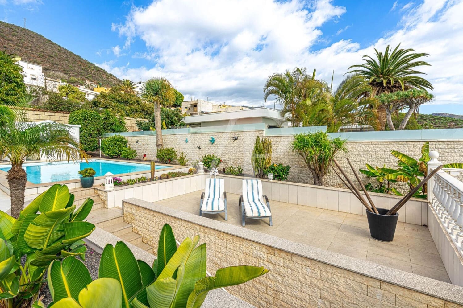 3 bedroom Townhouse for sale in Valle de San Lorenzo with pool - € 1,200,000 (Ref: 9530065)