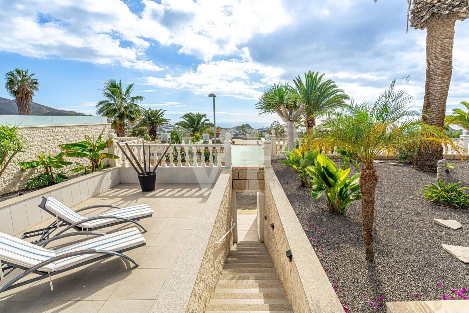 3 bedroom Townhouse for sale in Valle de San Lorenzo with pool - € 1,200,000 (Ref: 9530065)