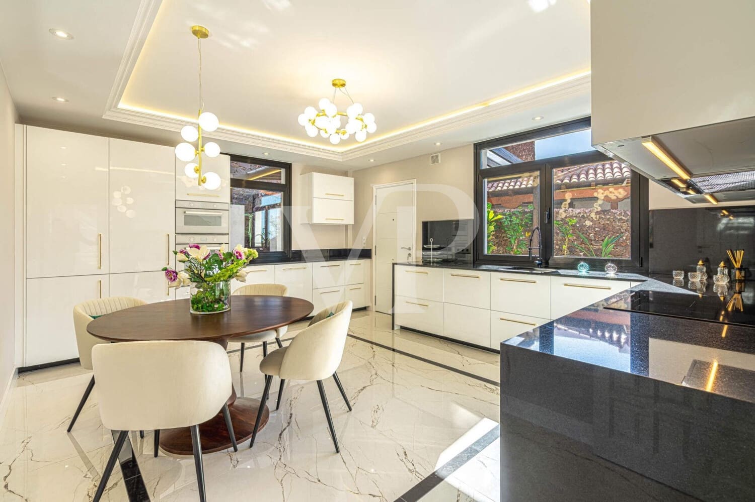 4 soverom Villa til salgs i Costa Adeje med svømmebasseng - € 2 600 000 (Ref: 9540842)