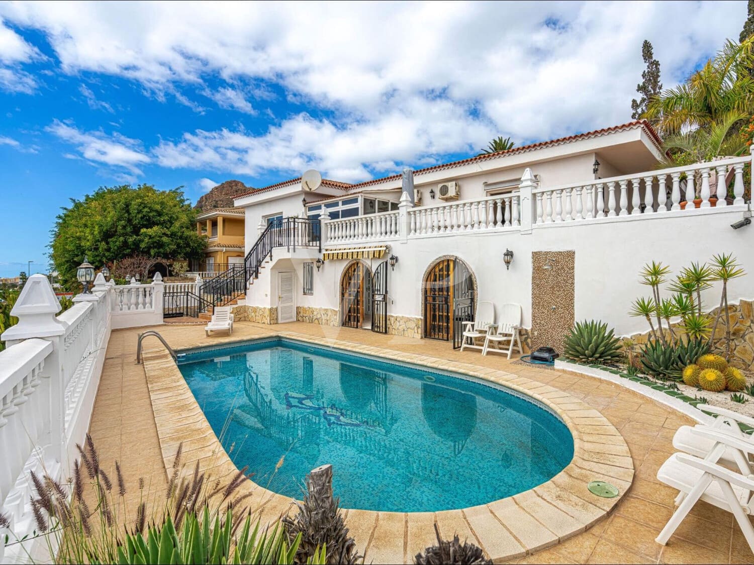 4 bedroom Townhouse for sale in Arona with pool - € 850,000 (Ref: 9658526)