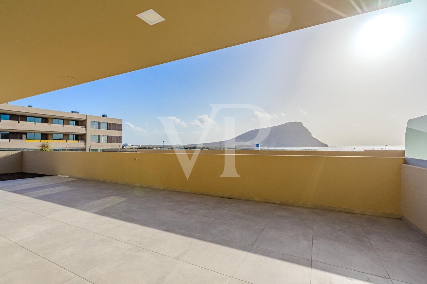 3 slaapkamer Flat te koop in El Medano met zwembad - € 590.000 (Ref: 9721476)