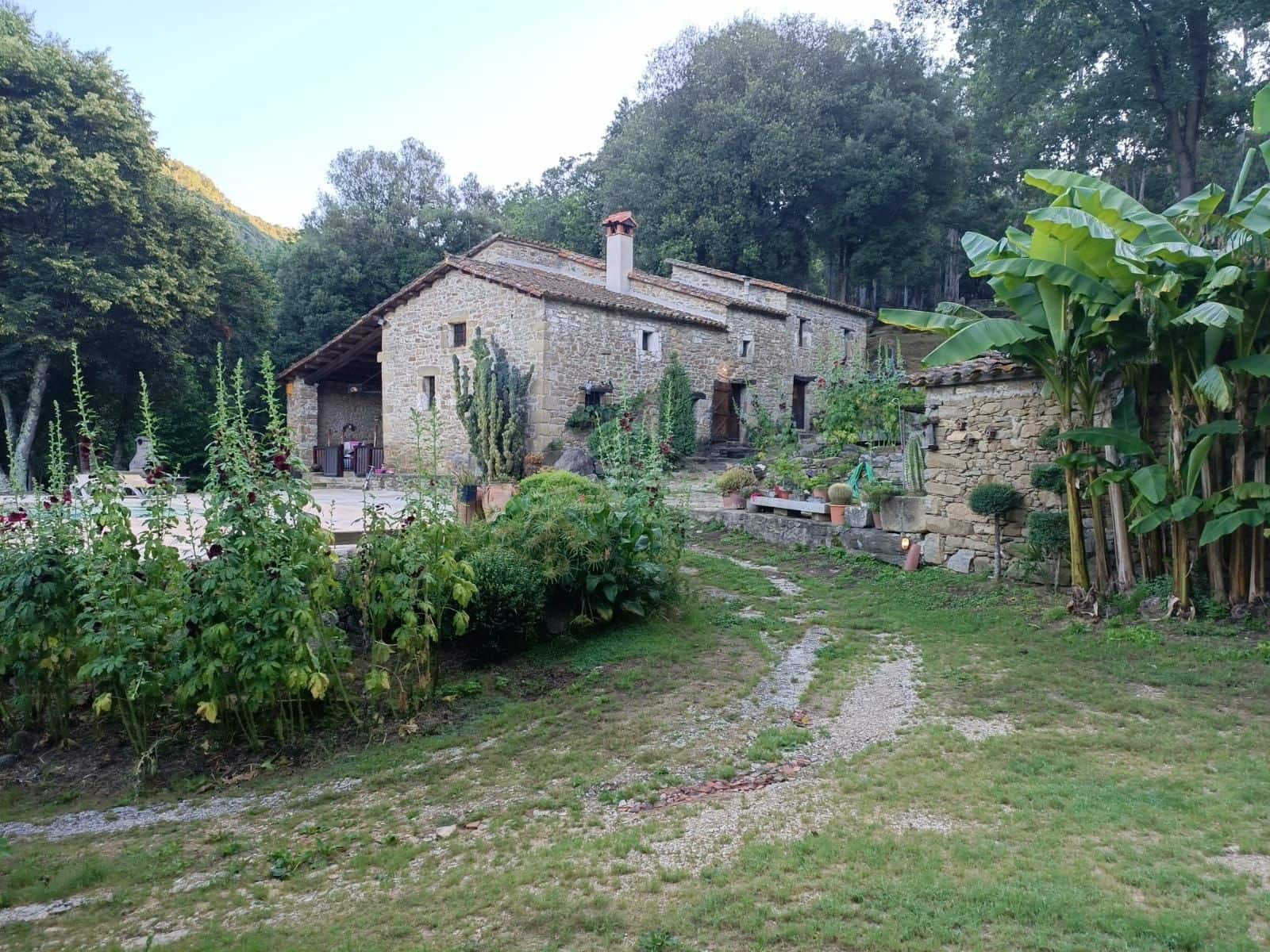 4 soveværelse Finca/Landehus til salg i Sant Aniol de Finestres med swimmingpool - € 800.000 (Ref: 8585386)