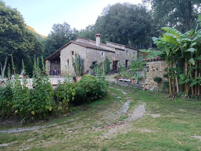 4 soveværelse Finca/Landehus til salg i Sant Aniol de Finestres med swimmingpool - € 800.000 (Ref: 8585386)