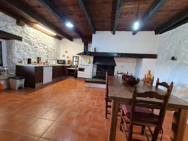 4 soveværelse Finca/Landehus til salg i Sant Aniol de Finestres med swimmingpool - € 800.000 (Ref: 8585386)