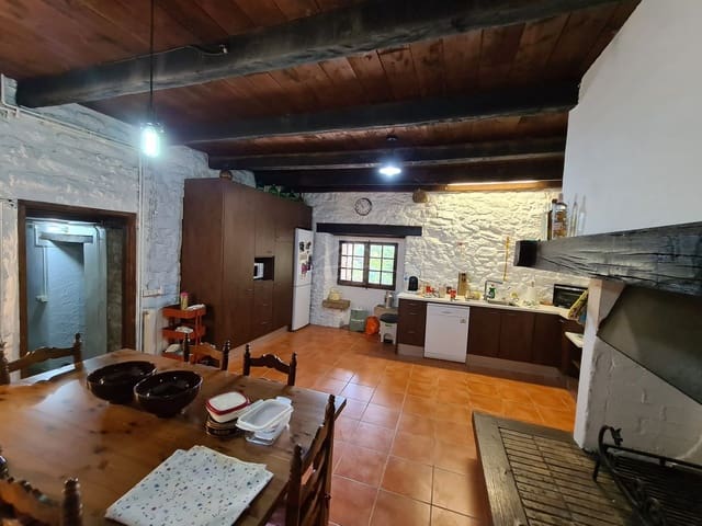 4 soveværelse Finca/Landehus til salg i Sant Aniol de Finestres med swimmingpool - € 800.000 (Ref: 8585386)