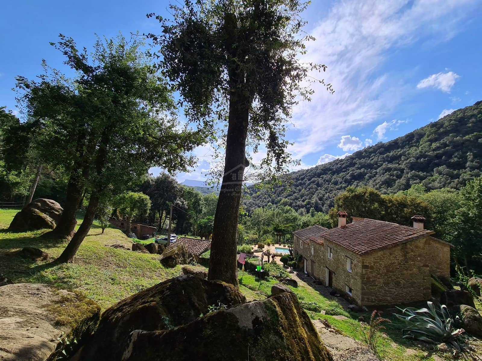 4 soveværelse Finca/Landehus til salg i Sant Aniol de Finestres med swimmingpool - € 800.000 (Ref: 8585386)