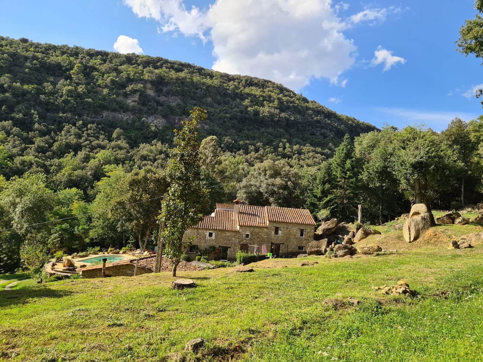 4 soveværelse Finca/Landehus til salg i Sant Aniol de Finestres med swimmingpool - € 800.000 (Ref: 8585386)