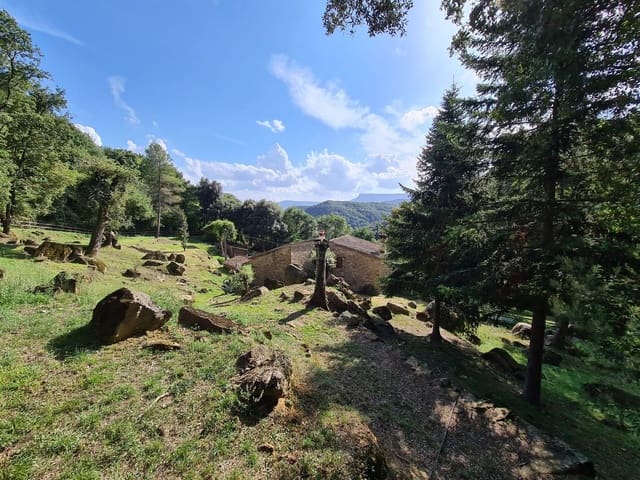 4 soveværelse Finca/Landehus til salg i Sant Aniol de Finestres med swimmingpool - € 800.000 (Ref: 8585386)