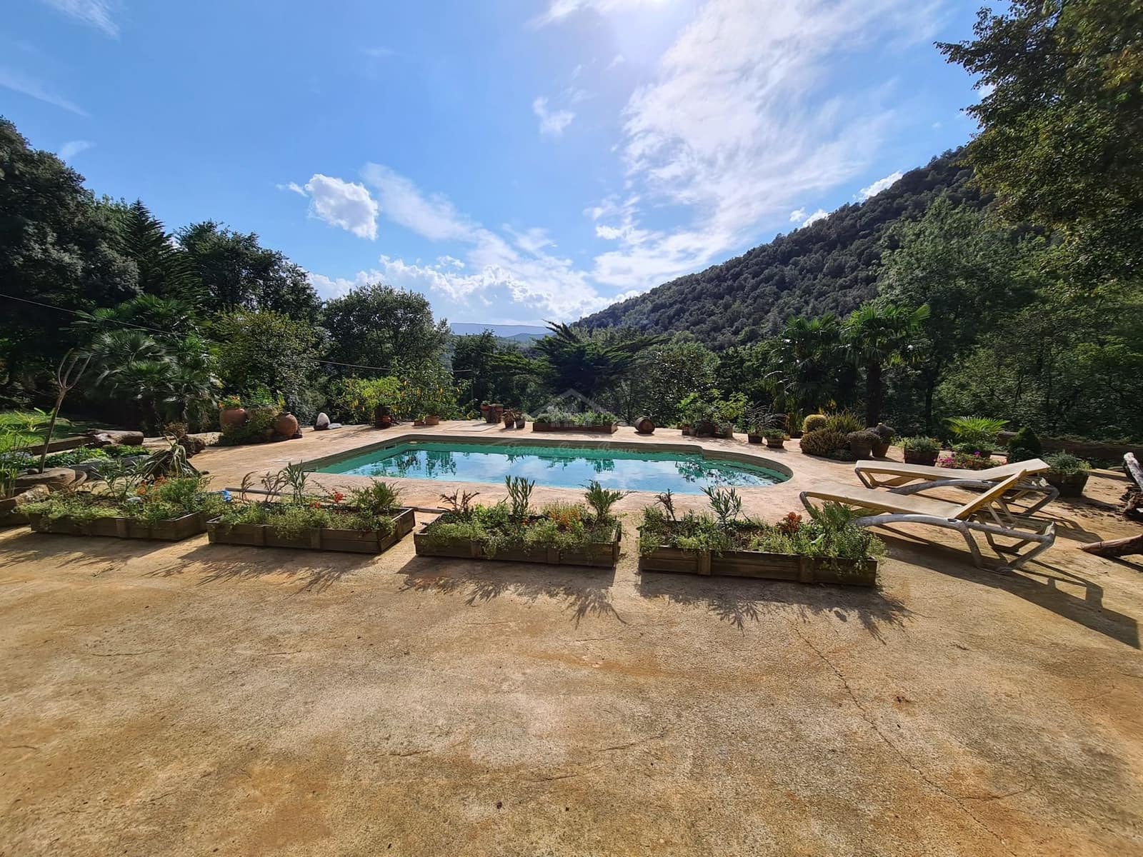 4 soveværelse Finca/Landehus til salg i Sant Aniol de Finestres med swimmingpool - € 800.000 (Ref: 8585386)