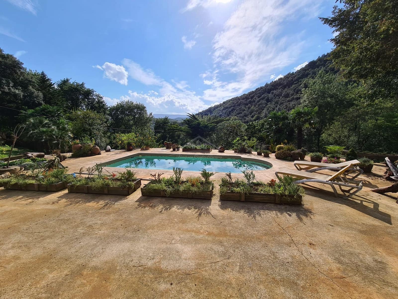 4 soveværelse Finca/Landehus til salg i Sant Aniol de Finestres med swimmingpool - € 800.000 (Ref: 8585386)