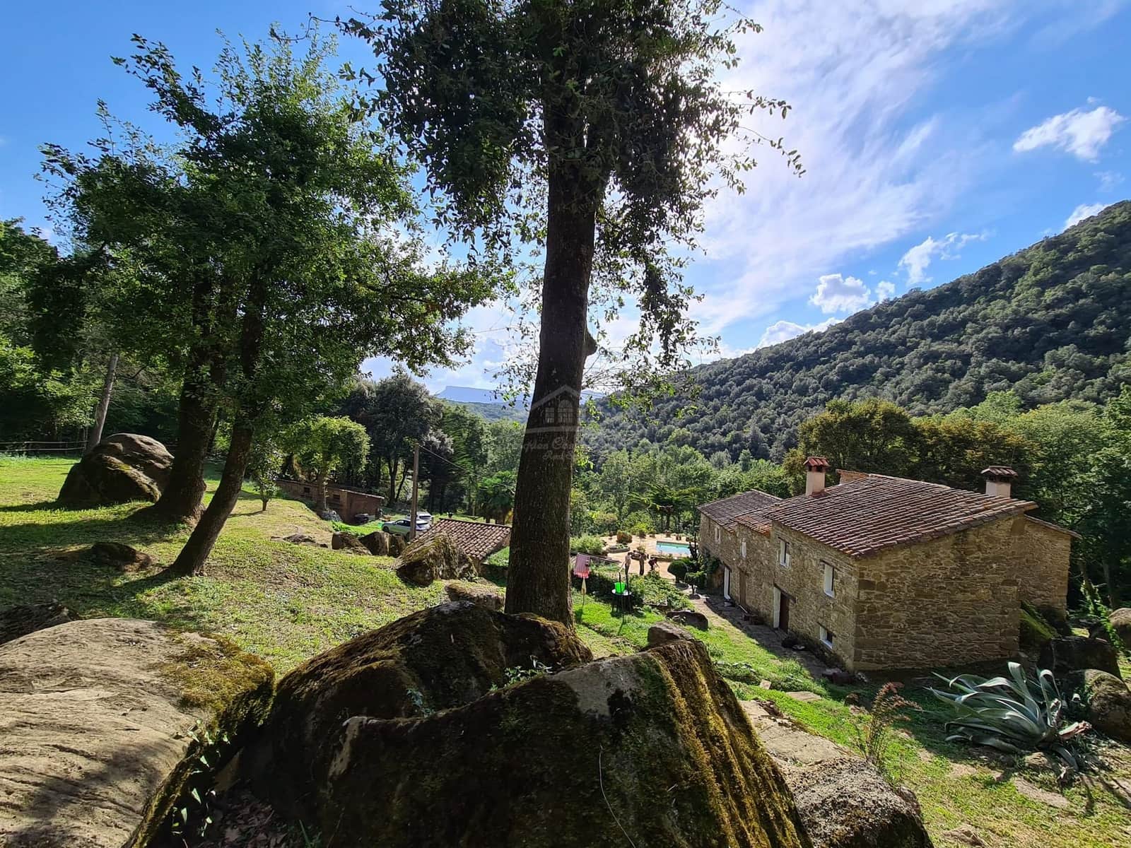 4 soveværelse Finca/Landehus til salg i Sant Aniol de Finestres med swimmingpool - € 800.000 (Ref: 8585386)